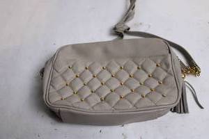lot 113 image: Womens Worthington Beige Quilted Crossbody Bag with Gold Accents