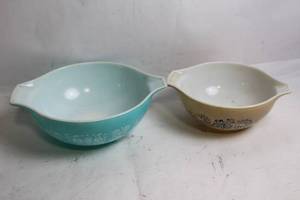 lot 122 image: Pair of Vintage Pyrex Bowls with Folk Art Designs