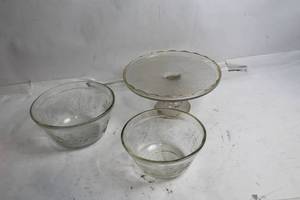 lot 128 image: Vintage Glass Serving Set with Floral Pattern and Gold Trim