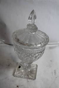 lot 133 image: Vintage Crystal Lidded Candy Dish with Diamond Pattern
