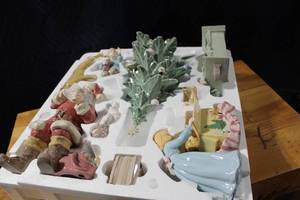 lot 156 image: 8pc Glazed Porcelain Christmas Scene Set