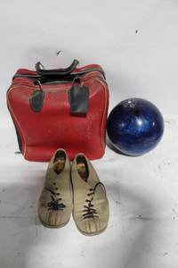 lot 176 image: Vintage Bowling Set with AMFlite Bowling Ball, Shoes, and Bag