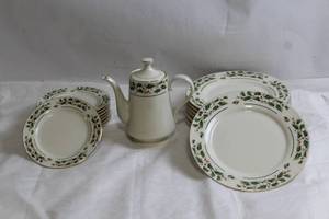 lot 185 image: Ivory Holly China Set - Coffee Pot and 11 Dinner Plates