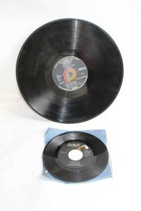 lot 197 image: Elvis Presley Vinyl Record Collection Christmas Album and Kiss Me Quick Single