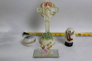 lot 206 image: Seraphim Classics Celtic Cross and Angel Decor Set