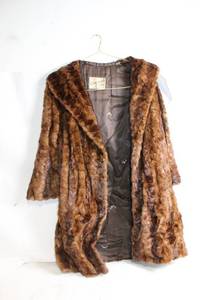 lot 267 image: Carlsons Furs Vintage Fur Coat