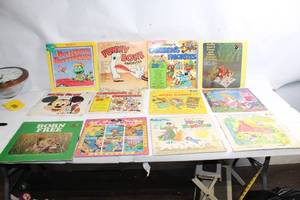 lot 275 image: Collection of 12 Vintage Childrens Record Books