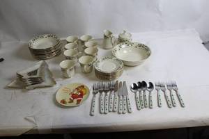 lot 280 image: Christmas Themed Holiday Dinnerware and Cutlery Set