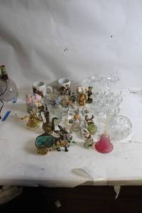 lot 284 image: Collection of Vintage Ceramics, Glassware, Figurines, and Mugs