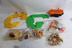 lot 286 image: Vintage Race Track Set with Toy Figures and Cars