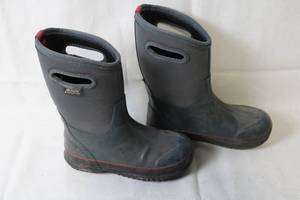 lot 4 image: Pair of Bogs Waterproof Youth Boots Size 3 US