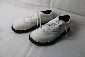 lot 26 image: Pair of Handcrafted White Leather Golf Shoes Size 9