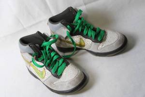 lot 33 image: Pair of Nike High-Top Sneakers with Green Laces