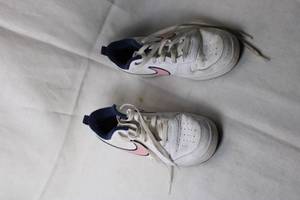 lot 34 image: Used Nike Youth Sneakers, Size 6Y, White and Pink