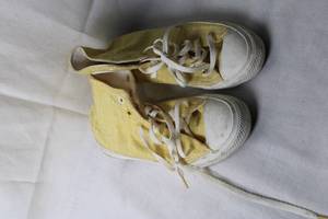 lot 35 image: Vintage Yellow Converse All Star High-Top Sneakers, Size 9