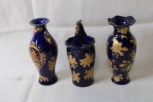 lot 97 image: Set of 3 Decorative Blue and Gold Porcelain Vases