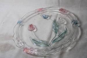 lot 127 image: Decorative Glass Plate with Floral Tulip Design