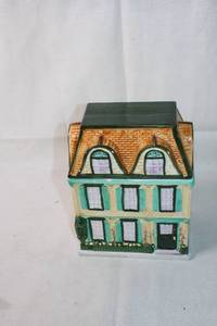lot 136 image: Ceramic Sweet Shop Cookie Jar with Removable Lid