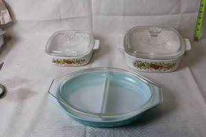 lot A-213 image: Set of 3 Vintage Corning Ware Dishes with Glass Lids