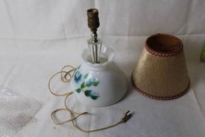lot 224 image: Vintage Floral Table Lamp with Shade