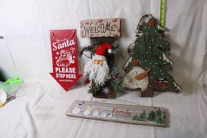 lot 246 image: Collection of 5 Christmas Wood Signs and Decorations