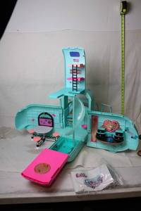 lot A-257 image: L.O.L. Surprise Winter Disco Chalet Playset