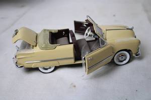 lot 273 image: 118 Scale 1949 Ford Convertible Diecast Model Car with Detailed Interior