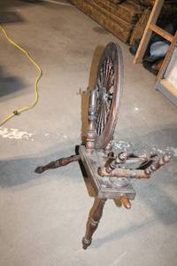 lot 281 image: Antique Wooden Spinning Wheel with Distinctive Detailing