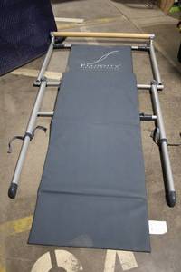 lot 285 image: Fluidity Fitness Exercise Barre with Adjustable Mat