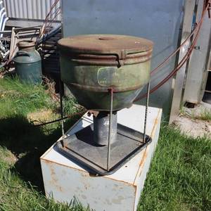 lot 101 image: Vintage JOHN DEERE farm implement