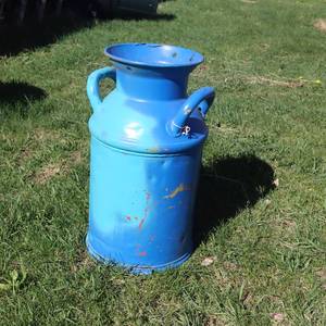 lot 108 image: Rare single MID SIZED vintage milk can