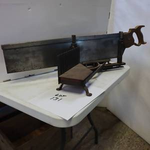 lot 131 image: Quality vintage MITRE with DISSTON PHILA SAW