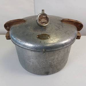 lot 45 image: VINTAGE  National EZ Seal Pressure CookerCanner no. 7 with racks