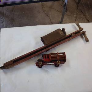 lot 164 image: VINTAGE TRUCK  ANTIQUE HAND PLANTER