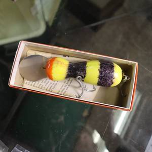 lot 60 image: VINTAGE BUMBLE BEE LURE