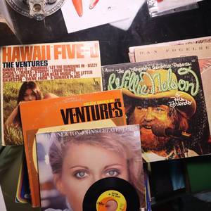 lot 68 image: VERY LARGE LOT OF ALBUMS  VINTAGE 78S  33s