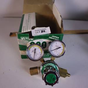 lot 80 image: VICTORY 2001 OXYGEN REGULATOR  NIB