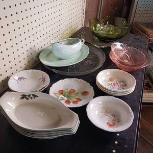 lot 180 image: 19 PC VINTAGE GLASS  CERAMIC KITCHEN WARE
