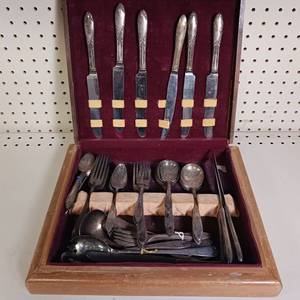 lot 183 image: PLATED SILVERWARE IN ANTI TARNISH CLOTH BOX