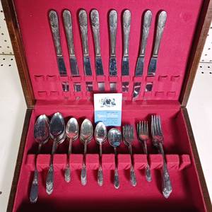 lot 184 image: PLATED SILVERWARE IN ANTI TARNISH CLOTH BOX