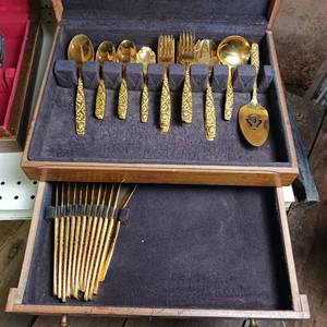 lot 185 image: NAKEN COMPANY GOLD PLATED DINNERWARE  FULL BOX
