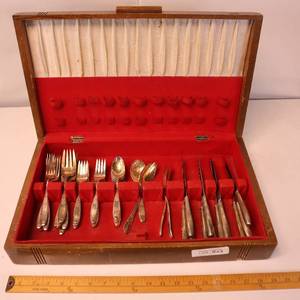 lot 203 image: SET OF PLATED SILVER WARE IN BOX