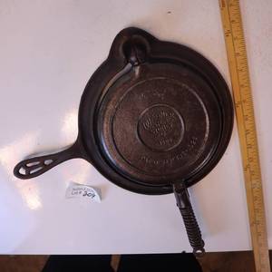 lot 209 image: VINTAGE CAST IRON GRISWOLD WAFFLE MAKER