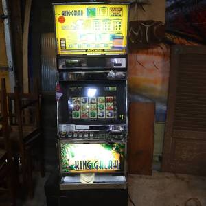 lot 214 image: REAL FULL SIZE CASINO SLOT MACHINE  KING GALAH  WORKS GREAT  ARISTOCRAT 540 