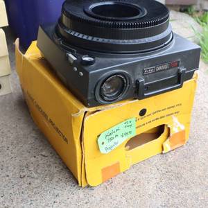 lot 226 image: VINTAGE KODAK CAROUSEL SLIDE PROJECTOR  5 EXTRA CAROUSELS