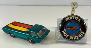 lot 14 image: 1967 REDLINE Hot Wheels Deora With  Surf Boards & Button Nice Condition