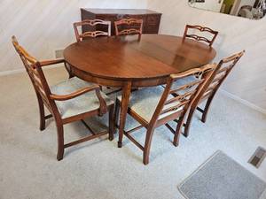 lot 18 image: Elegant Chippendale Dinging Set
