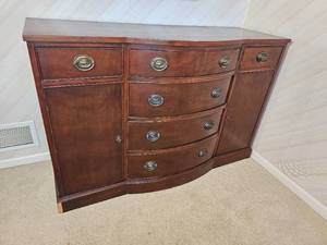 lot 19 image: Handsome Duncan Phyfe Sideboard