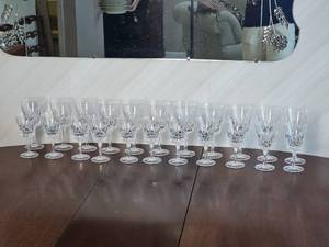 lot 17 image: King Edward Pattern Cut Crystal Gorham Glasses