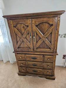 lot 22 image: Thomasville Furniture Heritage Bedroom Hutch